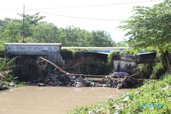 Jembatan Kadirejo Rusak, Pengendara Memutar hingga 2 Kilometer