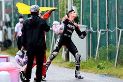 Aleix Espargaro Penuhi Janji Lempar Helm ke Penonton MotoGP Mandalika