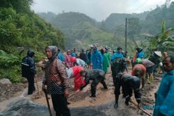 Sempat Tertutup Longsor, Jalan Tawangmangu-Jatiyoso Sudah Bisa Dilewati