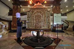 Unik, Miniatur Masjid dari Kue Kembang Goyang di The Sunan Hotel Solo