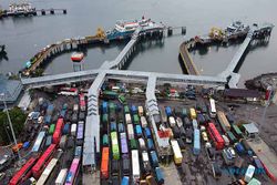 Kembali Beroperasi Usai Nyepi, Kendaraan Antre di Pelabuhan Ketapang