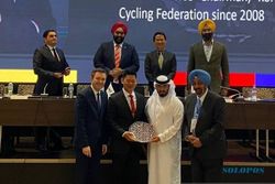 Keren, Ketua KOI Terima Penghargaan dari Federasi Balap Sepeda Asia