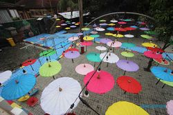 Wuih Keren! Payung Warna-Warni Hiasi Taman Sunan Jaga Kali Solo