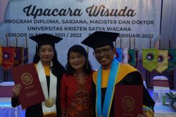 Kisah Bapak dan Anak Raih Cumlaude dan Lulus Bersamaan di UKSW