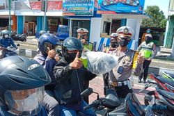 Tekankan Edukasi, Polisi Karanganyar Bagi-Bagi Helm Saat Operasi