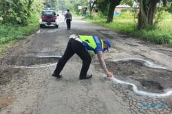 Polisi Karanganyar "Lukis" Lubang di Jalan Tasikmadu-Kebakkramat