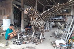 Pembuatan Patung Garuda Raksasa dari Knalpot Brong Sitaan di Sukoharjo