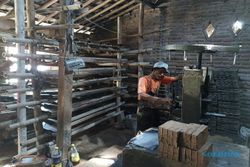 Ongkos Produksi Melambung Bikin Perajin Genting di Sukoharjo Menjerit