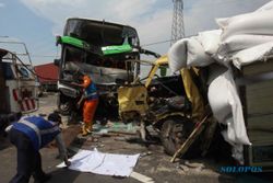 3 Orang Meninggal pada Laka Maut Bus Wisata vs Truk di Tol Surabaya