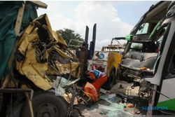 Laka Maut Bus vs Truk di Tol Surabaya karena Penumpang? Ini Kata Polisi