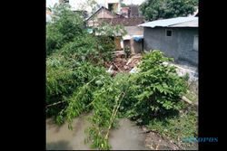 Lagi, Rumah di Pinggir Sungai Brojo Pajang Solo Ambrol Terbawa Longsor