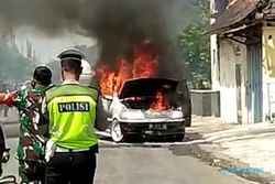 Diduga Korsleting, Mobil Kijang Terbakar di Karanganyar