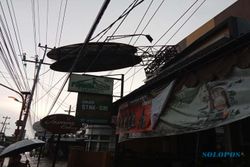 Meski Hujan, Petugas PLN Atasi Gangguan di Yogyakarta dan Magelang