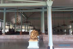 Patung Singa & Ornamen Angel Emas di Pendapa Mangkunegaran, Ini Artinya