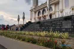 Wow! Taman Masjid Agung Karanganyar Gunakan Puluhan Jenis Tanaman Hias