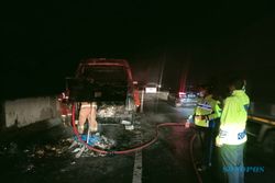 Mobil Minibus Terbakar di Tol Ampel Boyolali, 12 Penumpang Selamat
