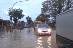 Banjir Grobogan, Ambulans Terjebak di Jalan Raya Purwodadi - Pati