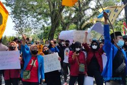 Puluhan Mahasiswa Demo di DPRD Grobogan, Kreatif Tuliskan Protes