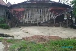 Hujan Deras Sebabkan Banjir dan Rumah Roboh di Toroh Grobogan