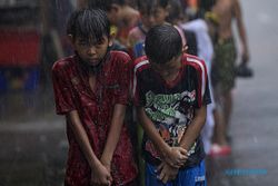 Nekat Kehujanan, Begini Potret Warga Antre Takjil Gratis di Jakarta