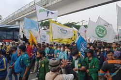 Demo 11 April 2022: Tiba di DPR, Demonstran Teriakkan “Hidup Mahasiswa”
