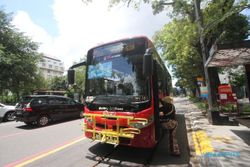 Bus BST Solo Dinilai Belum Ramah Difabel, Pemakai Kursi Roda Kesulitan Naik