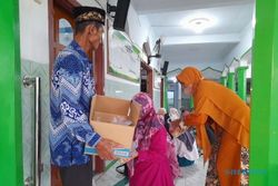 Dekatkan Warga dengan Masjid Lewat Berbagi Migor di Kampung Sedekah