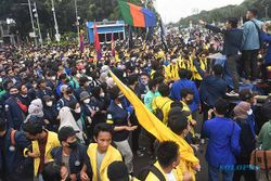 Sampaikan 7 Tuntutan, Ini Foto-Foto Demo Mahasiswa 21 April di Jakarta