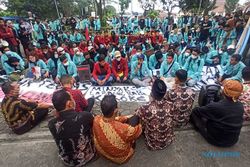 Aksi Selamatkan Pangan, Mahasiswa Geruduk Gedung DPRD Solo