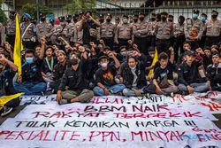 Bawa 6 Tuntutan, Mahasiswa Unjuk Rasa di Kantor Gubernur Jateng