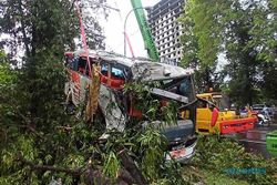 Foto-Foto Evakuasi Bus Eka Kecelakaan Tunggal di Jurug Solo