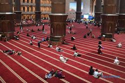 Potret Umat Islam Lakukan Itikaf di Masjid Istiqlal Jakarta