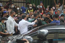 Antusias Warga Sambut Kunjungan Presiden Jokowi di Surabaya