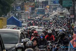 Didominasi Pemudik Motor, Foto-Foto Kemacetan di Jalur Cinunuk Bandung