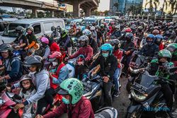 H-4 Lebaran, Ratusan Pemudik Motor Padati Jalan Raya Kalimalang Jakarta