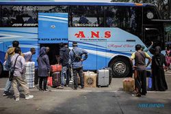 Mudik Lebaran, Calon Penumpang Bus Mulai Padati Terminal di Tangerang