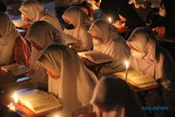 Peringati Nuzulul Quran, Santri di Solo Ngaji dengan Penerangan Lilin