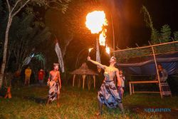 Atraksi Permainan Api untuk Menunggu Bulan Purnama di Banyuwangi