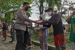 Polisi dan TNI Bersama Komunitas Warga Bagi Takjil di TPA Sukoharjo