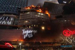 Ini Foto-Foto Kebakaran Mal Tunjungan Plaza 5 Surabaya Jatim