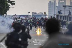 Demo 11 April di Jakarta Berujung Ricuh, Polisi Bubarkan Massa