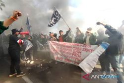 Aksi 11 April di Makassar, Mahasiswa Blokade Jalan dan Bakar Ban