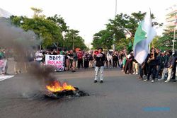 Demo 11 April di Kantor Gubernur Jateng Diwarnai Aksi Bakar Ban