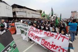 Demo Di Flyover Purwosari Solo, HMI Soloraya Sampaikan 5 Tuntutan