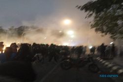 Ricuh! Demo Mahasiswa di Semarang Tolak Jokowi 3 Periode