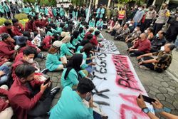 Didemo 150 Mahasiswa, Anggota DPRD Solo Duduk Klesotan Di Jalan