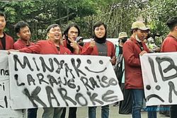 Seratusan Mahasiswa Demo di DPRD Solo: Jokowi Gagal, Ibuku Merana...