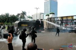 Aksi Unjuk Rasa Ricuh, Polisi Bubarkan Mahasiswa dengan Gas Air Mata