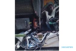 Tragis, Mobil Hantam Truk hingga Remuk karena Sopir Tak Sempat Ngerem