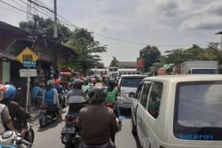 Dekati Lebaran, Kemacetan di Perlintasan KA Gilingan Solo Tambah Lama